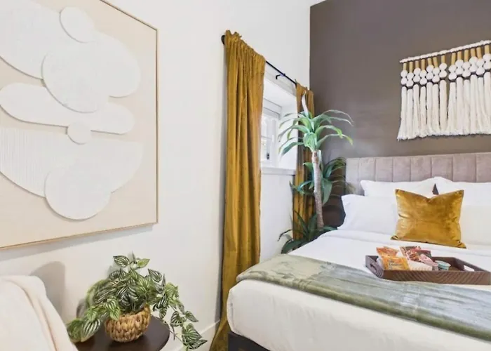 Bright & Spacious Boho Oasis A Warm Retreat