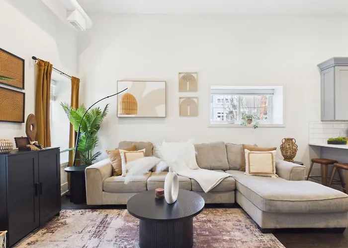 Bright & Spacious Boho Oasis A Warm Retreat
